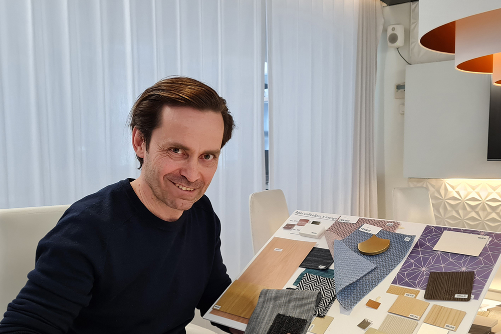 MyStarin sisustusarkkitehtitoimiston dSignin Vertti Kivi työn parissa, kuva: dSign Vertti Kivi